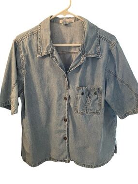 Women’s Light Wash Denim Jean Short Sleeve Button-Up Shirt Size XL 100% cotton